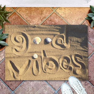 Fun Good Vibes Zitat Gezeichnet in Beach Sand Foto Fußmatte