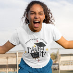Fun Grad 2025 Nails It Abschluss T-Shirt<br><div class="desc">Fun Grad 2025 nagelte es Abschluss. Lass jedem die Neuigkeiten Ihres Abschlusses mit funky Set Typografie Nails It in Black mit Cap und schwarzes Brett mit Klasse des Jahres. Einfach das Jahr in Weiß auf der Tafel und Ihrem Namen personalisieren.</div>