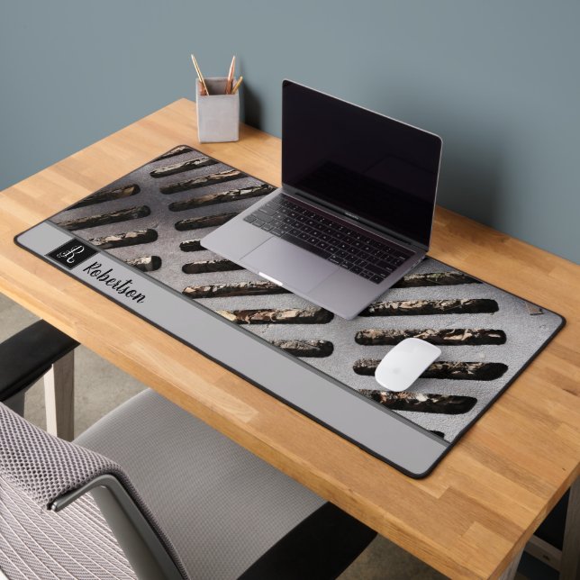 Fun Gray Heavy Metal Grate Look Monogram Schreibtischunterlage (Büro 2)