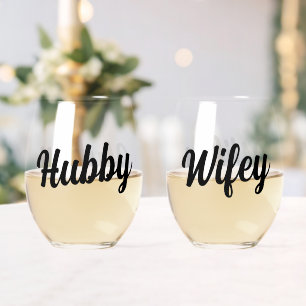 Fun Hubby + Wifey Script Wedding Newlyweds Weinglas Ohne Stiel