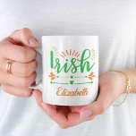 Fun Irish Pride Monogram Kaffeetasse<br><div class="desc">Tasse,  Ihren irischen Stolz mit "Irisch" in einem stilvollen grünen Skript,  Orange und Grün Herz und Schnörkel und Ihren Monogramm-Namen in einem orangefarbenen Skript zu zeigen.</div>