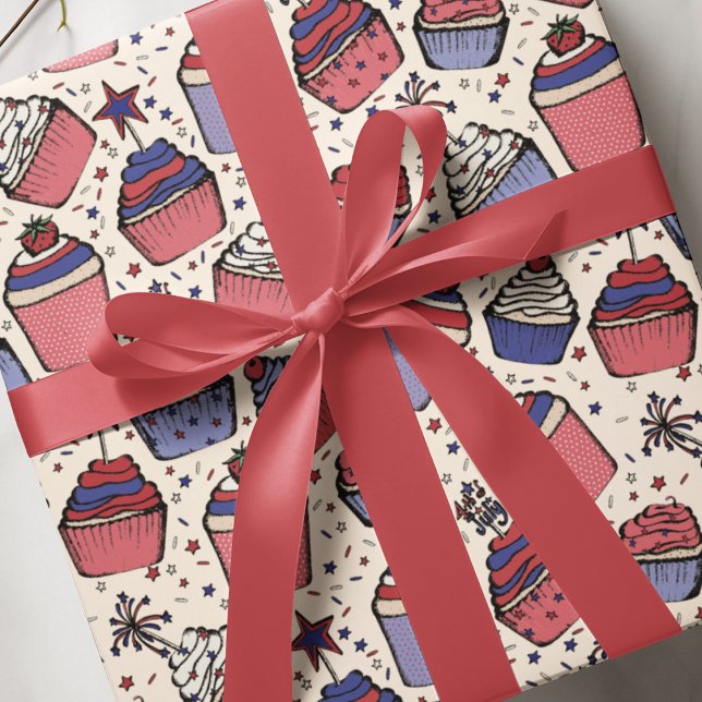 Fun Ivory 4. Juli Patriotic Cupcakes Geschenkpapier (Ivory Festive Hand-Drawn July 4th Patriotic Red, White & Blue Cupcakes with Toppers & Sprinkles.)