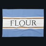 Fun Light Blue White Kitchen FLOUR Racing Streifen Geschirrtuch<br><div class="desc">Dieses Retro-kulinarische Design zeichnet sich durch FLOUR-Text in einem breiten,  weißen Streifen aus der Mitte aus,  hervorgehoben mit schwarzen,  gelben und weißen Rennstreifen gegen weiche blaue Außenstreifen. Der Text kann personalisiert sein.</div>