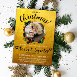 Fun Luxury Glam Gold Merry Xmas Secret Santa Foto Einladung<br><div class="desc">Gastgeber eine festliche Familie Secret Santa Party im Stil mit dieser glänzenden Weihnachtseinladung! Diese individuell gestaltbare Einladung verfügt über ein persönliches Foto in einem Vintagen rot-grünen Weihnachtskranz, Set vor einem Imitat luxuriösen goldenen Hintergrund für einen eleganten Urlaub Touch. "Weihnachten" und "Secret Santa" sind in schicker schwarzer Kalligrafie geschrieben, gepaart mit...</div>