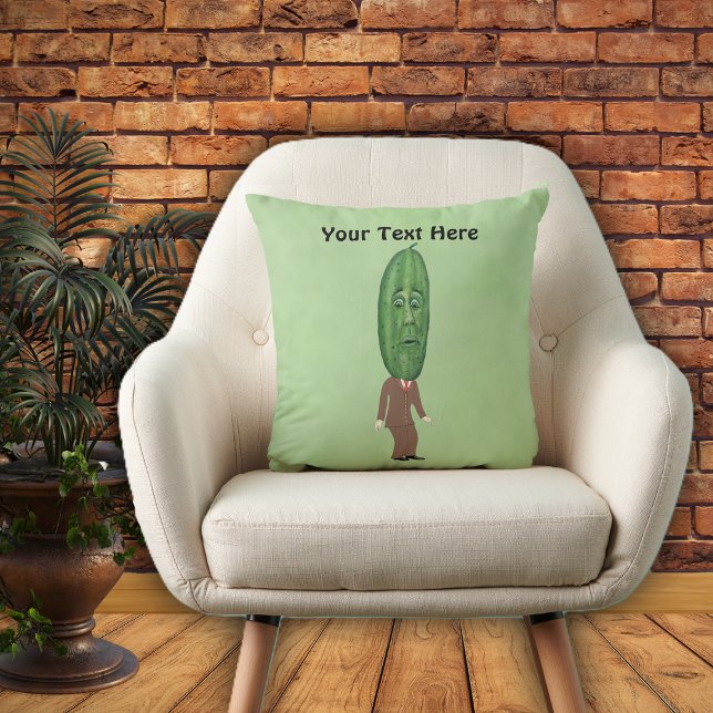 Fun Man Big Green Pickle Head mit Gesicht im Anzug Kissen (Fun man with green pickled head shocked face wearing brown suit on green decorative throw pillow.)