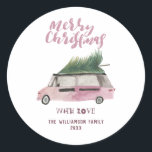 Fun Merry Christmas Tree Van Watercolor Holiday Runder Aufkleber<br><div class="desc">Fun plum Farbe und grüne Aquarellfarbe Frohe Weihnachtsgestaltung zeigt eine Urlaubsszene mit einem Baum auf einem Van,  "Mit Liebe" in einer Ornament-Topografie. Einfache Anpassung mit Namen. Wird eine hervorragende Ergänzung zu all Ihren Weihnachtsgeschenken und Mailings.</div>