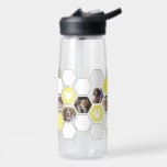 Fun Modern Geometric Yellow Heart Paw Dog Fotos Trinkflasche<br><div class="desc">Die Einführung der Fun Modern Geometric Yellow Heart Paw Hund Fotos Wasser Flasche! Leckerei selbst oder ein Liebhaber zu einem einzigartigen Trinkerlebnis mit dieser modernen, geometrischen Wasserflasche. Das Mosaikmosaik zeichnet sich durch seine auffallende geometrische Struktur aus, ganz zu schweigen von den Pfotendrucken und den Herzklopfen, die die Aufmerksamkeit aller auf...</div>