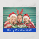 Fun Modern Merry Christmukkah Foto Blau und Weiß Feiertagspostkarte<br><div class="desc">Feiern Sie die Urlaubssaison mit dieser lustigen und fröhlichen Postkarte mit Ihrem Lieblings-Foto (oder machen Sie sich ein lustiges, dieses Jahr nur für Christmukahh) auf blauem Hintergrund mit weißem Text. Der gesamte Text auf dieser Karte kann personalisiert sein, inklusive der Merry Chrismukkah auf der Vorderseite und der Happy Holidays auf...</div>