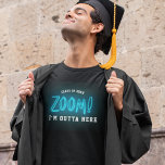 Fun Neon Zoom Abschluss Cool Moderne TrendRemote T-Shirt<br><div class="desc">Möchten Sie sich dieses Jahr mit Ihrem Abschluss amüsieren? Dieses trendige Abschluss Shirt liest ZOOM I'm OUTTA HIER in Neonmint neben Ihrer Klasse. Ideal für alle,  die das ganze Jahr über in der Ferne studiert haben!</div>