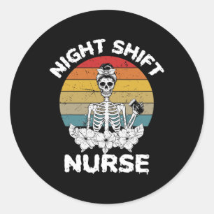 Fun Night Shift Nurse Skelett Halloween RN Nursen Runder Aufkleber
