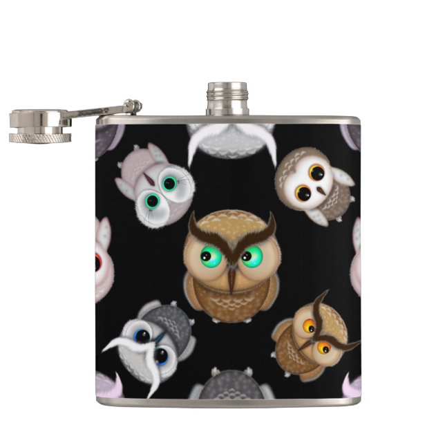 Fun Owl Muster auf schwarzem Hintergrund Flachmann (Geöffnet)