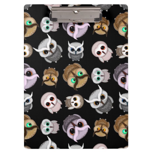 Fun Owl Muster auf schwarzem Hintergrund Klemmbrett (Vorderseite)
