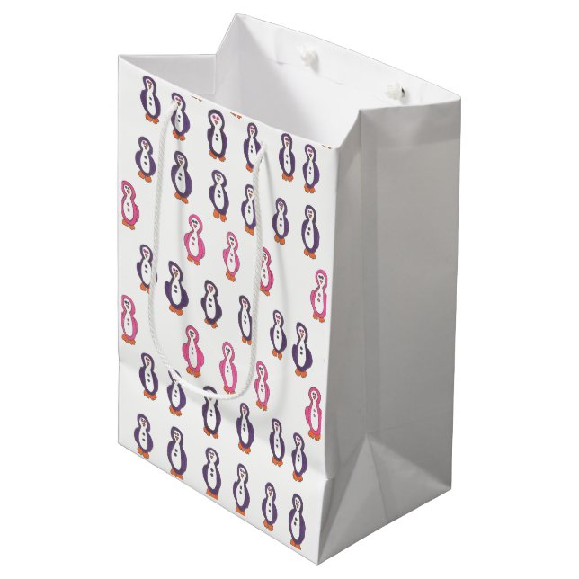 Fun Penguin Geschenktasche Mittlere Geschenktüte (Vorderseite Schrägansicht)