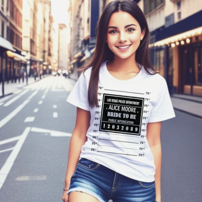 Fun personalisierte Party Polizei-Mugshot T-Shirt (Hilarious custom police mugshot parody sign, bride to be t-shirt.)