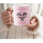 Fun Pickleball Gal Paddles Individuelle Name Monog Kaffeetasse<br><div class="desc">Pickleball Gal verdient sicherlich eine Tasse, die die Geschichte erzählt - sie spielt Lieben und "das gute Leben" macht diese Aussage für sie. Ihre Initialen / Monogramm auf den Paddeln und ihr Name auf der Unterseite. Spaß und einzigartig. Für sich selbst oder macht ein wunderbares Geschenk. Alle Design-Fragen, senden Sie...</div>