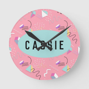 Fun Pink 1990s Throwback Graphics Runde Wanduhr