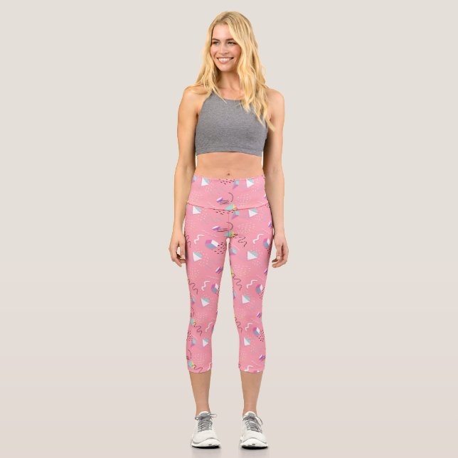 Fun Pink Throwback Graphics der 1990er Jahre Capri Leggings (Vorderseite)
