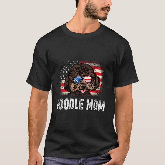 Fun Poodle Mama American Flag Muttertag T-Shirt (Vorderseite)
