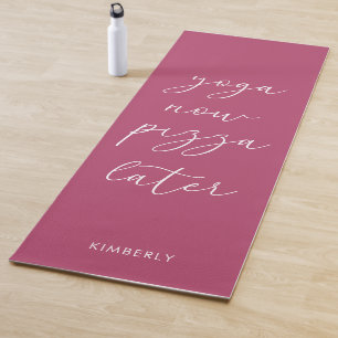 Fun Raspberry Lila Script Yoga Jetzt Pizza Später Yogamatte