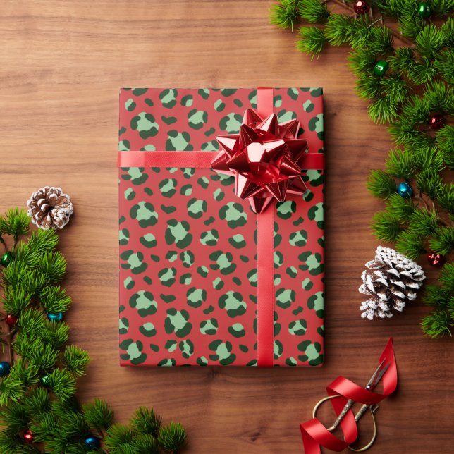 Fun Red Green Christmas Leopard Print Geschenkpapier (Feiertagsgeschenk)