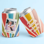 Fun Retro Custom 40. Geburtstag Vintages Foto<br><div class="desc">Dieses moderne Retro lustige Vintage Regenbogensonnenburst Foto 40. Geburtstag Party kann kühler ist ein fantastisches Accessoire für alle, die ihren Meilenstein Geburtstag im Stil feiern möchten. Mit einem Retro-inspirierten Sonnenburstdesign in einem farbenprächtigen Regenbogen kann sich dieser Bereich bei jedem Party sicher kühler gestalten. Es enthält auch Platz für ein benutzerdefiniertes...</div>