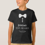 Fun Ring Bearer White Bow Krawatte Black Wedding T-Shirt<br><div class="desc">Diese lustigen T - Shirt sind als Favoriten oder Geschenke für Ehering Bären konzipiert. Der T - Shirt ist schwarz und zeigt eine weiße Bogen-Krawatte mit drei Tasten. Der Text lautet Ring Bearer, und hat einen Platz, um seinen Namen, den Namen des Ehepaares und das Hochzeitstermin einzugeben. Eine tolle Ergänzung...</div>