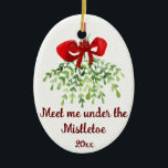 Fun Romantic Meet under Mistletoe Zitat Weihnachte Keramik Ornament<br><div class="desc">Fun Romantic Meet under Mistletozik Weihnachten Wasserfarbe Kunst</div>