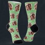 Fun Sage Green Newlyweds Foto Pattern Wedding Socken<br><div class="desc">Diese lustigen grünen Neuvermählten Foto Muster Hochzeitskleid oder lässige Socken zeigen das Foto und die weißen Herzen des Paares in einem Offset-Muster und ihre Namen und Hochzeitsdatum! Diese sind perfekt für den Bräutigam, wenn er den Gang hinuntergeht, als Geschenk für die Braut, als Brautparty Gunst oder als Brautduschgeschenk für das...</div>