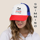 Fun Schwimmbussen individuelle Name Truckerkappe<br><div class="desc">Dieser auffällige Hut würde ein großartiges Dankeschön-Geschenk für einen Schwimmlehrer machen. Das Design beinhaltet das Piktogramm eines Schwimmers in Blau und Schwarz und ist bereit, mit einem Namen oder anderen Text zu personalisieren. Im Beispiel wird unter anderem die Überschrift "Ich bin verantwortlich!" angezeigt, aber Sie können dies nach Ihren Vorlieben...</div>