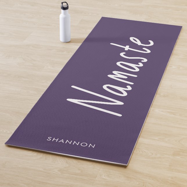 Fun Script Lila Namaste Personalisierter Name Yogamatte (Beispiel)
