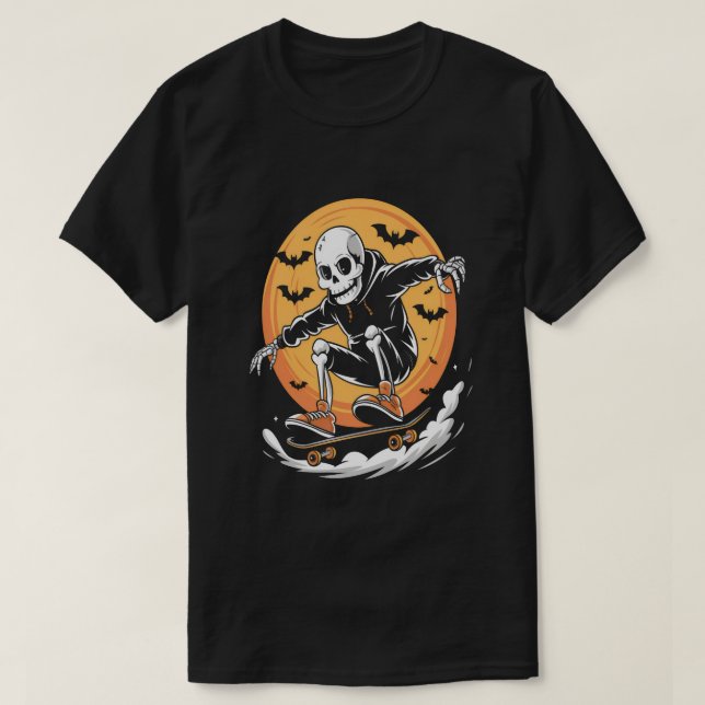 Fun Skeleton Skateboard unter Vollmond Halloween T-Shirt (Design vorne)