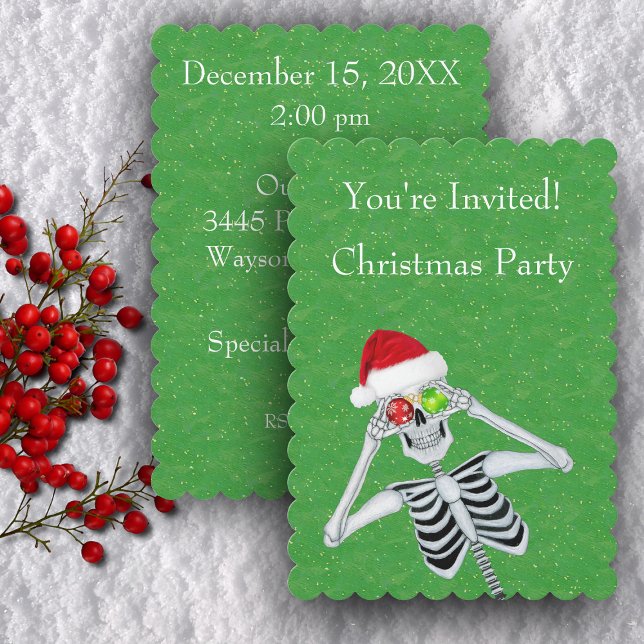 Fun Skeleton Weihnachtsmannmütze Ornament Eyes on  Einladung (Fun skeleton with ornament eyes Santa hat on green Christmas party invitations.)