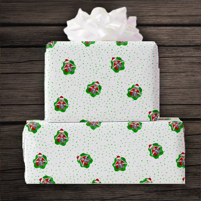 Fun Skelette Ornamente Weihnachtsmannmützen Spatte Geschenkpapier (Fun Skeletons in Santa hats in splatter shapes on white with green dots roll of gift wrapping paper.)