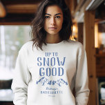 Fun Ski Bachelorette Crew Sweatshirt<br><div class="desc">Das sonnige Sweatshirt mit einem zeichn aus Wintergebirgen,  Bäumen,  einem Skifahrer,  dem humorvollen Sprichwort "bis zum Schnee gut" und einer leicht zu personalisierenden Textvorlage.</div>
