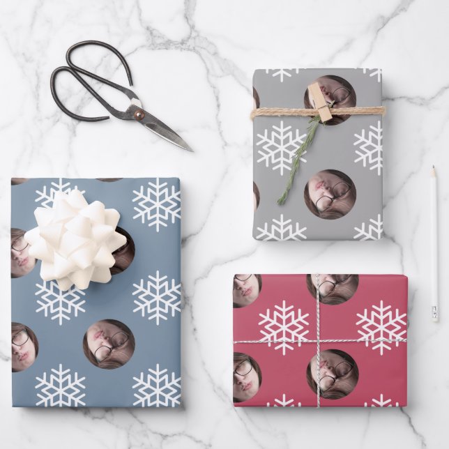 Fun Snowflake Blue Red Grau Weihnachtsgefecht Foto Geschenkpapier Set (Vorderseite)