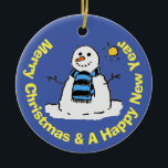 Fun Snowman in einer frostigen Winterlandschaft Keramik Ornament<br><div class="desc">Fun Snowman in einer frostigen Winterlandschaft. Cartoon-Stil Illustration eines Schneemanns mit einer winterlichen Sonne,  die nach unten scheint. Die blaue Himmelslandschaft rundet das Design ab. Die Nachricht lautet "Frohe Weihnachten und ein glückliches neues Jahr".</div>