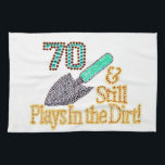 Fun Spaß Garening 70. Geburtstag Geschenk für IHR  Küchentuch<br><div class="desc">" 70 & noch spielt im Dreck " Geburtstagsgeschenke Ideen für die FABULOUS IHR oder IHN,  die immer noch im DIRT SPIELEN!</div>