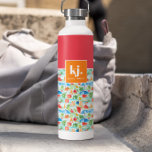 Fun Summer Stylish Monogram Trinkflasche<br><div class="desc">Farbenfrohe sommerliche Wasserfarben gemischt mit kühnen Farbblockern und Ihrem Monogramm. Farbtöne, um ein wenig Beifall zu geben. Feiern Sie die Lebensfreude des Sommers mit einer faszinierenden Farbpalette. Diese lebhaften und bezaubernden Farbtöne harmonieren harmonisch und erinnern an den fröhlichen Geist der Saison und schaffen ein visuell atemberaubendes Ambiente. Diese Monogramm-Kollektion strahlt...</div>