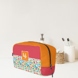 Fun Summer Stylish Monogram Waschbeutel<br><div class="desc">Behalt Kosmetika und Pflegeprodukte, die unterwegs organisiert werden. Haben Sie Mitarbeiter oder Kunden, die häufig reisen? Eine individuell gestaltete Toilettentasche ist ein nachdenkliches Geschenk und eine tolle Möglichkeit, Ihr Logo zu zeigen. Diese kleinen Taschen sind auch ein tolles Geschenk für Konferenzen und Veranstaltungen. Teilen Sie Ihr Logo auf Tray-on-Accessoires, die...</div>