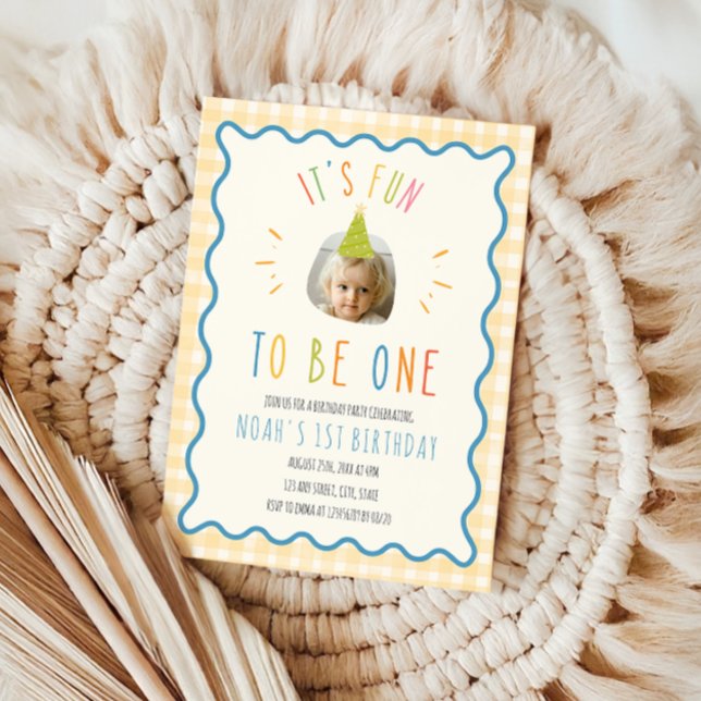 Fun To Be One Photo Yellow Gingham 1st Birthday Einladung (Its fun to be one 1st Birthday Invitation)