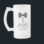 Fun Trauzeuge Black Krawatte Tuxedo Mattierte Bier Mattglas Bierglas<br><div class="desc">Diese lustige mattierte Bier-Tasse ist als Geschenk oder Gutes für Ihre Trauzeugen konzipiert. Es zeigt ein Bild einer schwarzen Bogen-Krawatte mit drei Tasten, die einem Tuxedo ähneln. Der Text lautet "Trauzeuge" und hat einen Platz für seinen Namen, die Namen des Paares und das Hochzeitstag. Ein guter Weg, um ihm dafür...</div>
