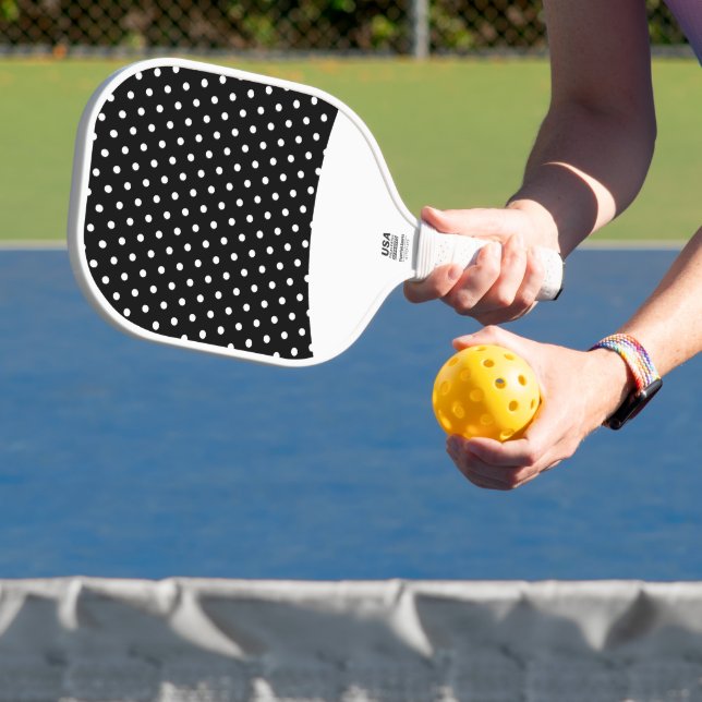 Fun weiße gepolsterte Punkte auf schwarz gekrümmte Pickleball Schläger (InSitu)