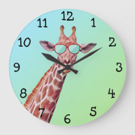 Fun Whimsical Giraffe mit Sonnenbrille auf Grün Große Wanduhr