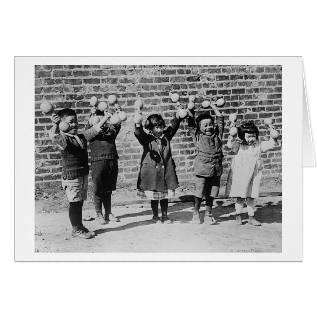 Fünf asiatische Kinder halten Barbells auf (Vorderseite (Horizontal))