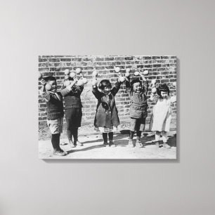 Fünf asiatische Kinder halten Barbells auf Leinwanddruck