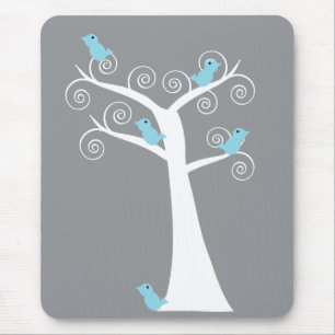 Fünf blaue Vögel in einem Baummousepad Mousepad