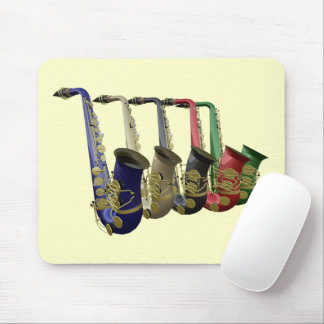 Fünf farbige Saxophone in einer Linie Mousepad