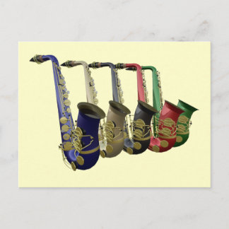 Fünf farbige Saxophone in einer Linie Postkarte