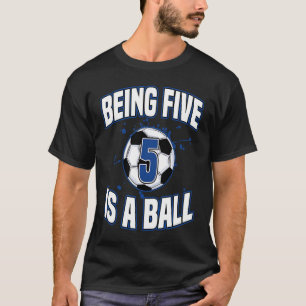 Fünf ist ein Ball-Fußball-Spieler 5. Geburtstag Ce T-Shirt