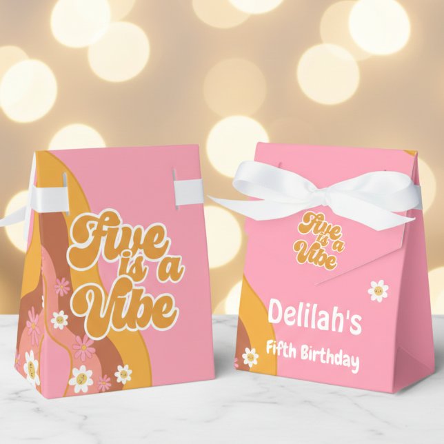 Fünf ist ein lebhafter, groovativer Retro-Vintager Geschenkschachtel (Von Creator hochgeladen)